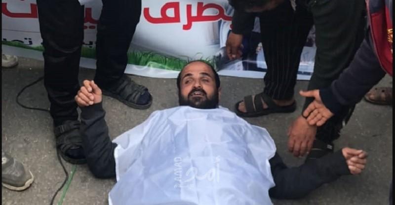 غزة: "منتفعو الشؤون" يرتدون الأكفان احتجاجاً على تأخر صرف مستحقاتهم
