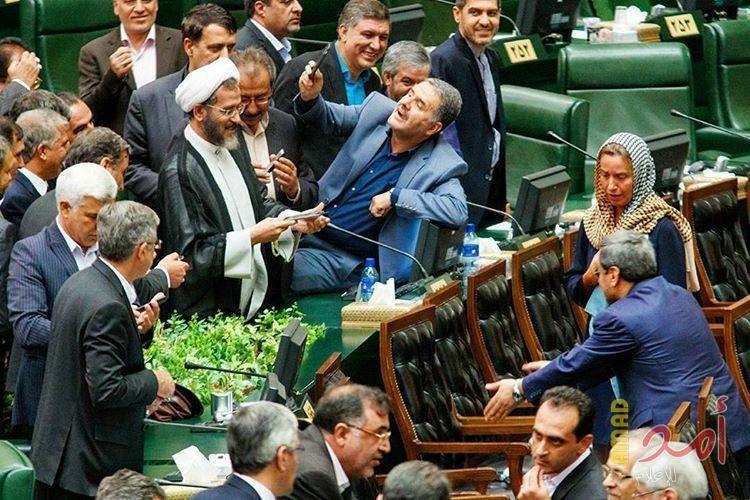 البرلمان الإيراني يحجب الثقة عن وزير الاقتصاد والمالية