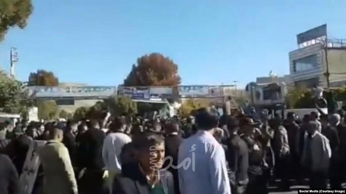 "عدونا يوجد هنا"..إيرانيون يهتفون ضد "حماس" و"حزب الله"- فيديو