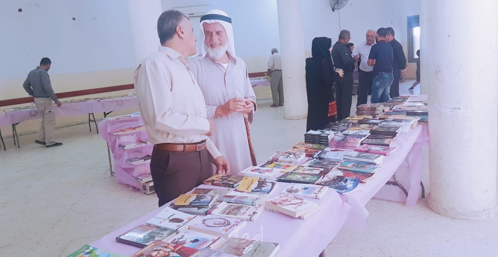 بالصور.. لأول مرة معرض للكتب في قرية بيت سيراغرب رام الله