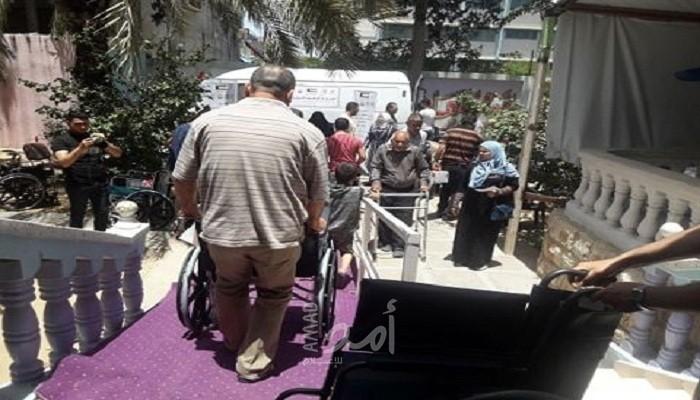 توزيع أدوات مساعدة وأجهزة طبية على مئات المعاقين بغزة