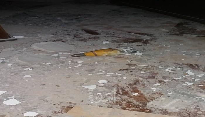 بالصور - سقوط قذيفة إنارة من قوات الاحتلال الإسرائيلي على منزل في مدينة دير البلح
