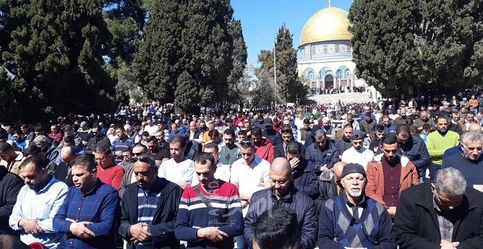 بالصور.. القدس: أكثر من 50 ألف مصل أدوا صلاة الجمعة في المسجد الأقصى