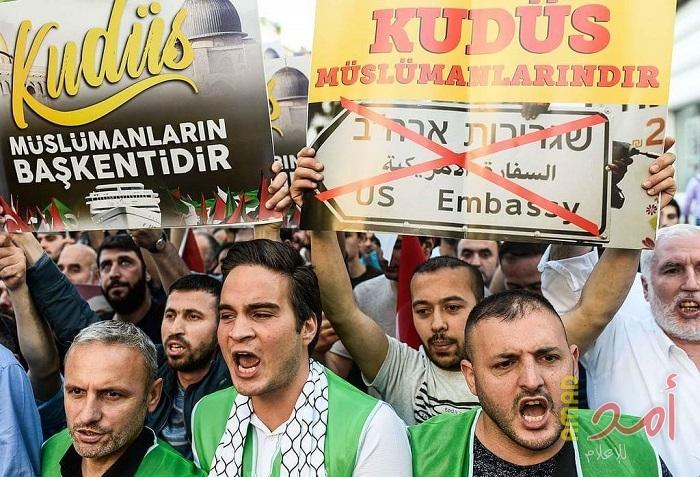 الآلاف يشاركون في مسيرة باسطنبول دعماً للشعب الفلسطيني (صور)