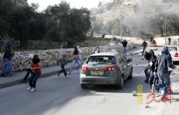شبان يرشقون مركبة مستوطن بالحجارة في نابلس