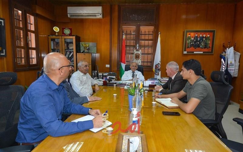 رئيس بلدية غزة يستقبل وفداً من الشعبية ويبحث معه تعزيز التعاون  