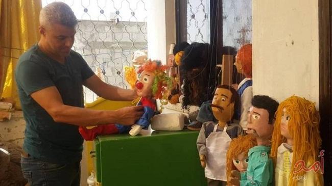 بالفيديو والصور .. "مهدي كريرة" صاحب الريادة في صناعة دمى الماريونيت بغزة