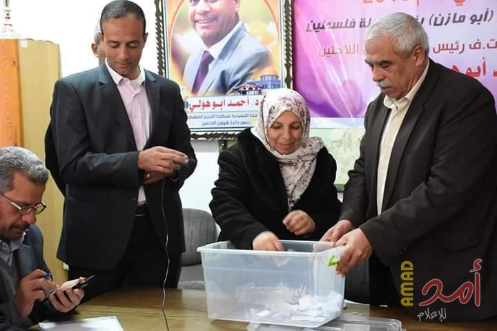 دائرة شؤون اللاجئين توزع منحة الطالب الجامعي في مخيم المغازي