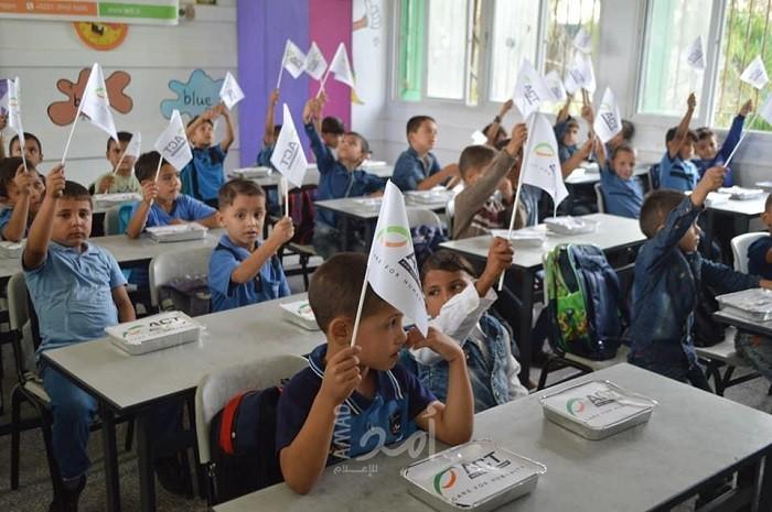 تعليم شرق خانيونس يوزع وجبات غذائية على طلبة مدرسة عمار بن ياسر الأساسية