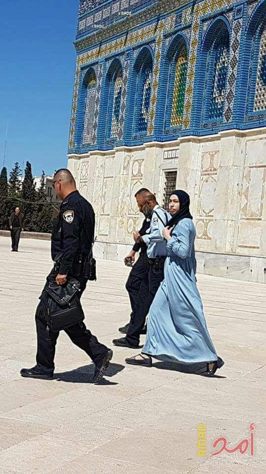 قوات الاحتلال تعتقل فتاة من داخل ساحات المسجد الأقصى