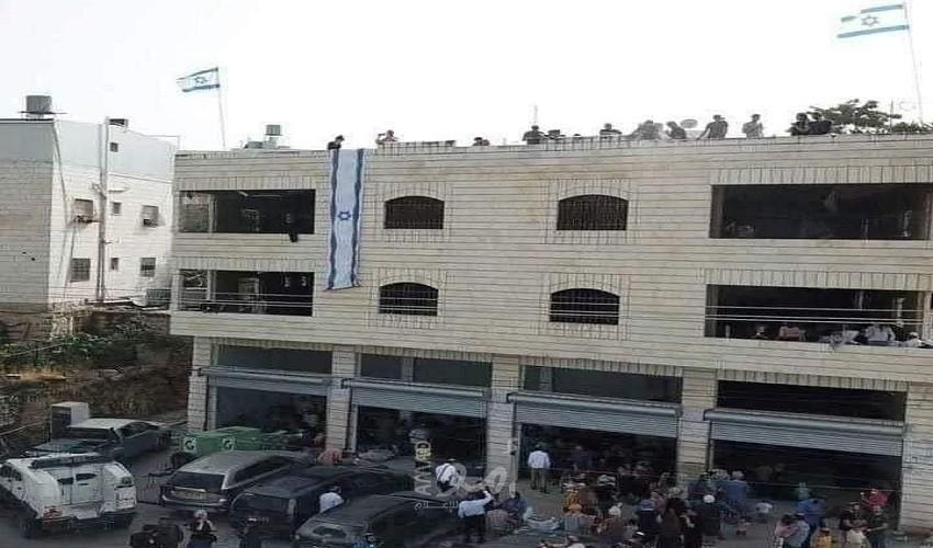 الخليل: جيش الاحتلال يخلي عمارة "الجعبري" من المستوطنين