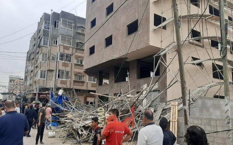 إصابة عدد من العمال في انهيار "سقالة بناء" غرب غزة
