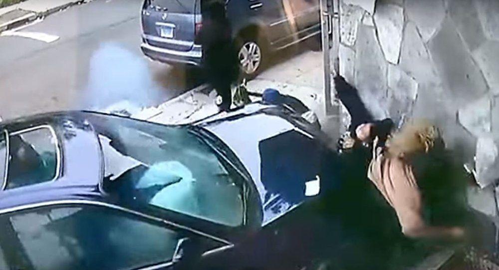 بالفيديو.. امرأة تتحول إلى درع بشري وتنقذ حياة طفل من حادث دهس