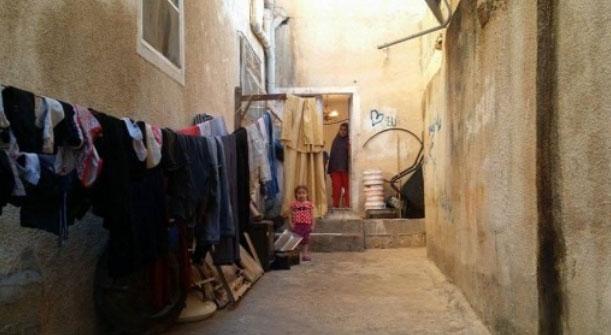 جيش الاحتلال يسلم المقدسي "جواد أبو سنينة" قراراً بإخلاء منزله
