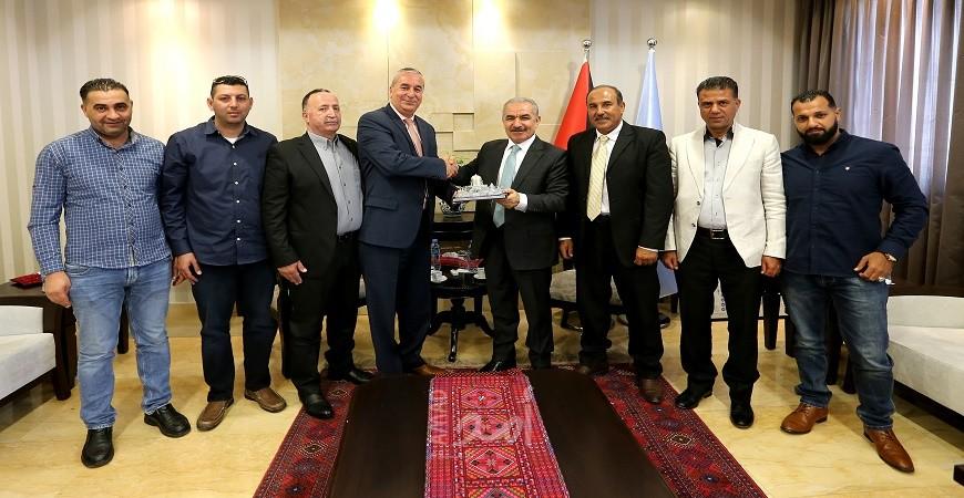 أشتية يستقبل فعاليات مخيمي العين وبلاطة وبلدية كفر عقب