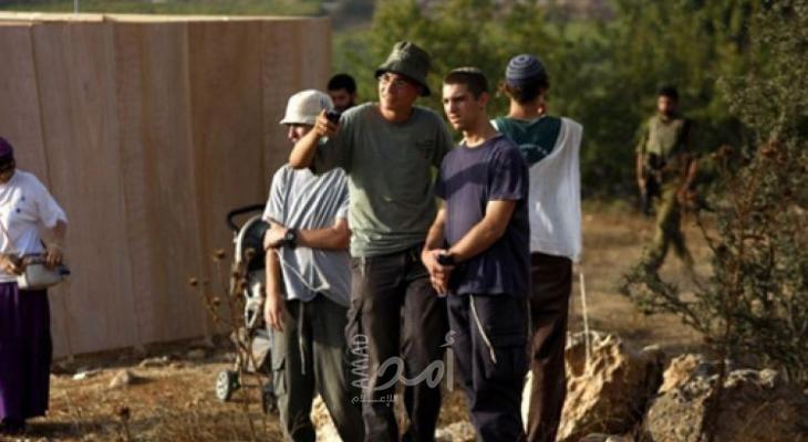 مستوطنون يهاجمون منازل المواطنين شرق الخليل
