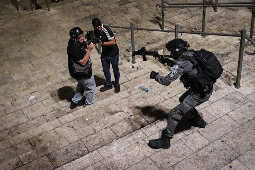 مواجهات عنيفة بعد اقتحام المستوطنين لحي الشيخ جراح بالقدس المحتلة - فيديو