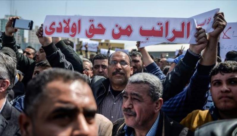ساسة ومحللون: "قطع حكومة عباس رواتب موظفي قطاع غزة جريمة "غير أخلاقية" لا مبرر لها