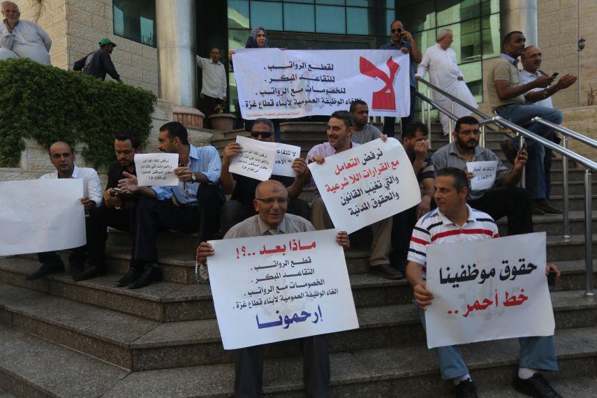 (تقرير) التقاعد الإجباري..قرار بالموت يصدره عباس بحق موظفي غزة