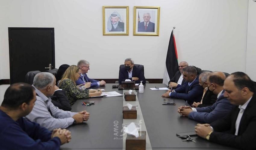 قلقيلية: المحافظ يطلع المدير التنفيذي لمكتب سجل الأمم المتحدة للأضرار على واقع المحافظة