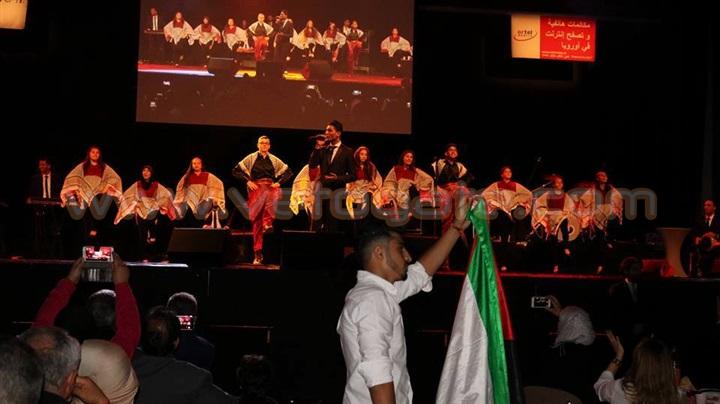 بالصور .. محمد عساف يحيي حفلًا في ألمانيا ويرفع علم فلسطين