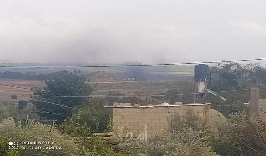 غزة: شبّان يحرقون آلية هندسية تابعة لجيش الاحتلال شرق المحافظة الوسطى