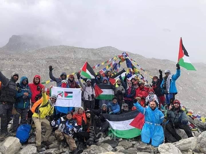بالصور.. 27 شابًا وفتاة يرفعون علم فلسطين على "إفرست"