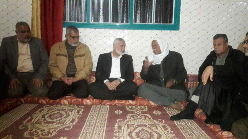 هنية يقدّم التعازي لعائلة الشهيد الصياد أبو ريالة