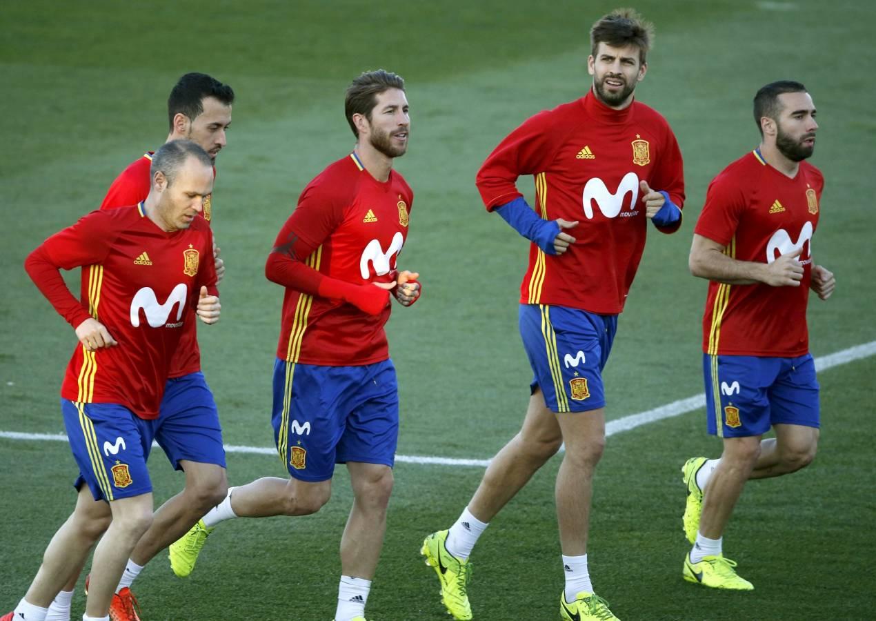 بيكيه يعادل رقم كومان التاريخي مع برشلونة