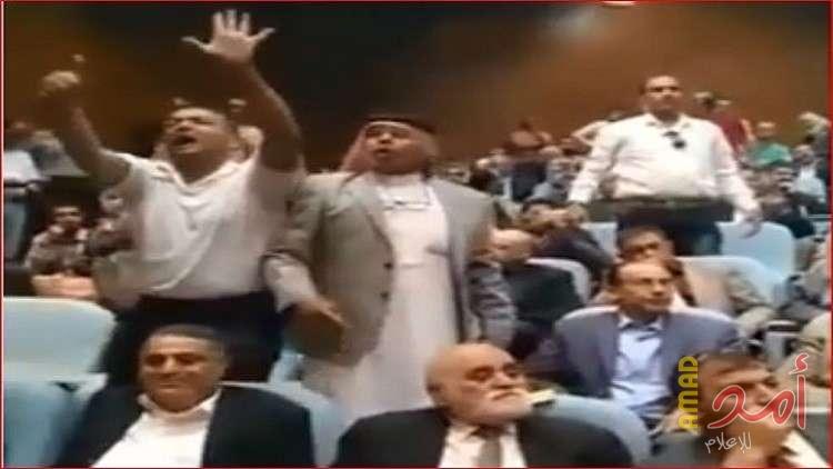 بالفيديو - مواطنون أردنيون يطردون وزراء على وقع هتاف "حكومة حرامية" والرزاز : تستدعي الدراسة!