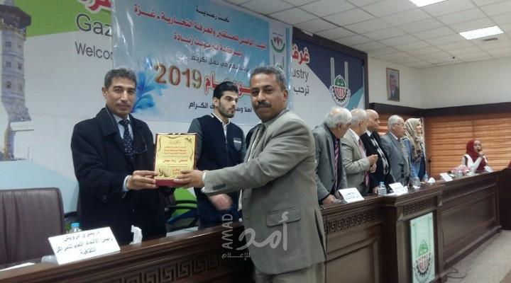 الصحفي عوض يطالب أبو هولي بتوضيح ما جرى بحقه خلال تغطيته احتفال لتكريم المتفوقين بغزة