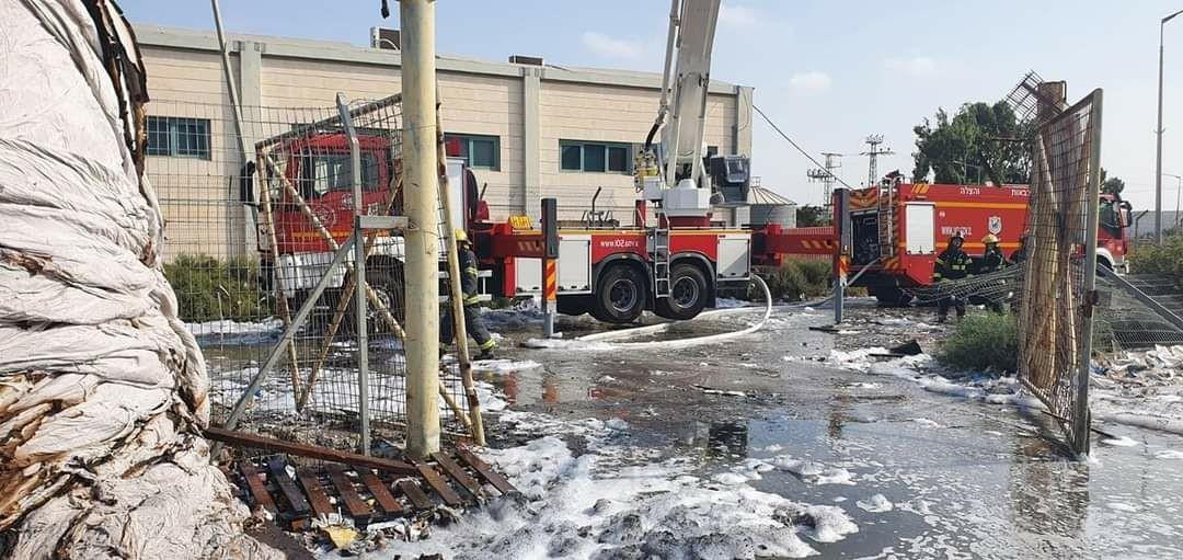 معاريف: إندلاع حريق في مصنع "شنيف" في منطقة أوفاكيم الصناعية - صور