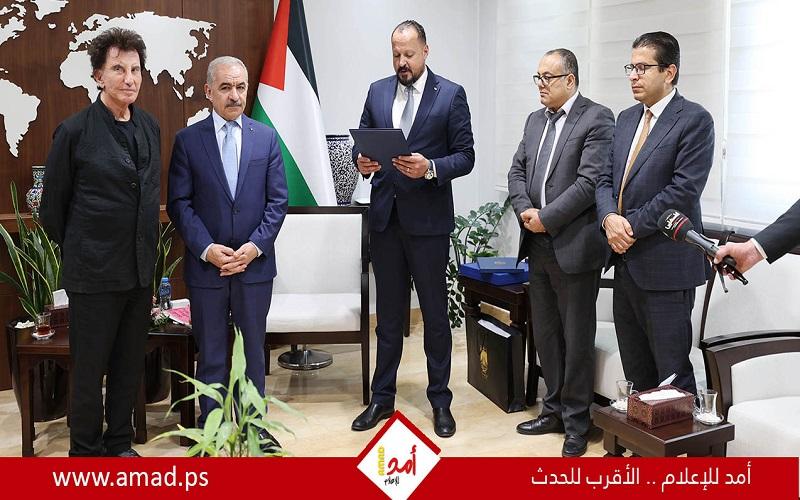 اشتية يقلد رئيس معهد العالم العربي النجمة الكبرى من وسام الثقافة والعلوم والفنون