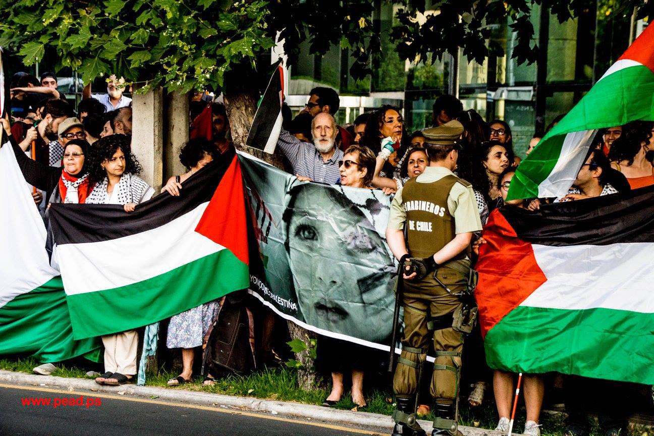 بالصور...تشيلي : مظاهرة غاضبة أمام السفارة الأمريكية تنديدا بالقرار الامريكي بحق القدس المحتلة