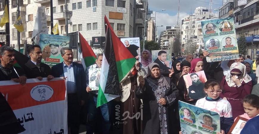 مطالبين بانقاذ حياتهم.. مسيرة مساندة للأسرى المضربين عن الطعام في رام الله