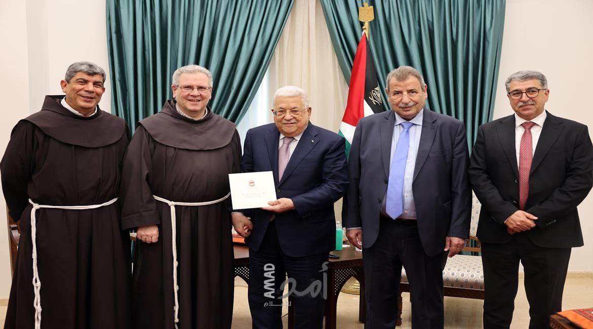الرئيس يتسلم دعوة لحضور قداس عيد الميلاد المجيد