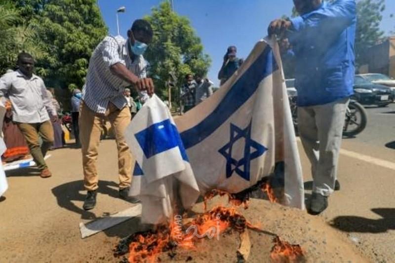 محتجون سودانيون يحرقون علم إسرائيل احتجاجا على اتفاق التطبيع