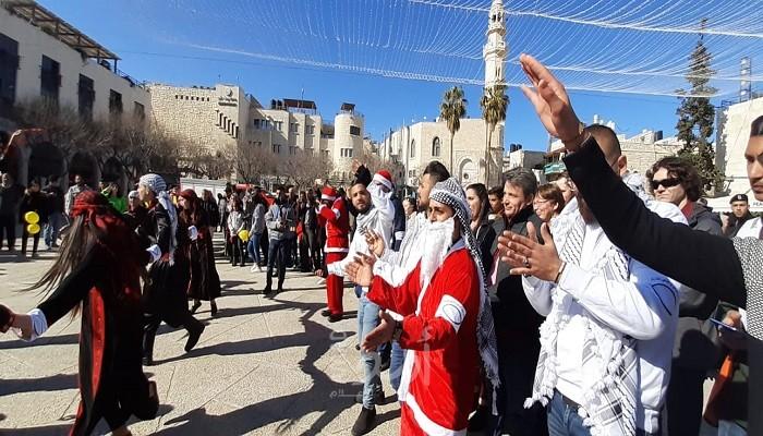 بمناسبة عيد الميلاد.. بيت لحم تستقبل البطريرك ثيوفيلوس الثالث بالأهازيج والدبكة