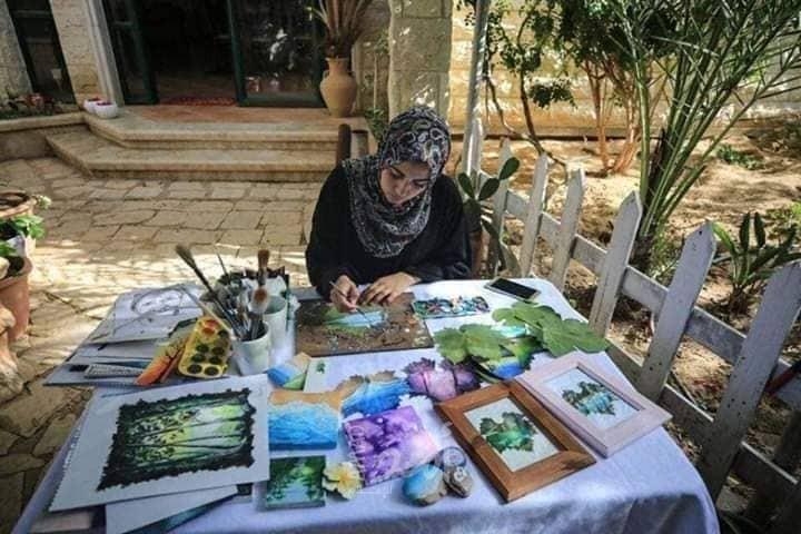 بدلاً من وجبة "الدوالي" الشهيرة.."لين الحاج" تحول ورق العنب إلى لوحات فنيّة