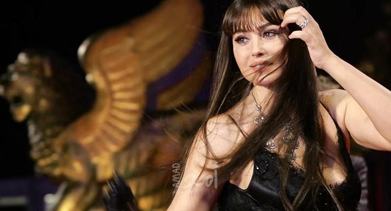 مونيكا بيلوتشي تتصدر غلاف مجلة فوغ مع ابنتها ديفا - صورة