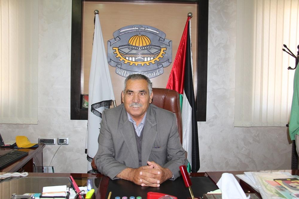 بالصور...إبراهيم علي أبو زهرة رئيساً لبلدية يطا رسميا