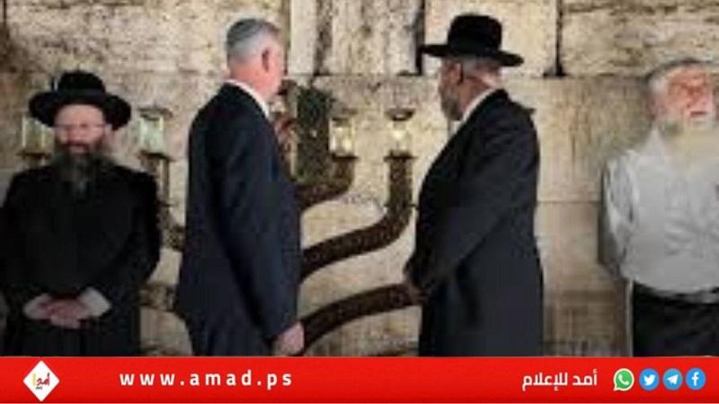 مستوطنون إرهابيون يقتحمون الأقصى ويؤدون "صلوات تلمودية" قرب حائط البراق- فيديو