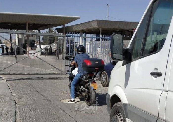 القدس: قوات الاحتلال تغلق حاجز قلنديا أمام الخارجين