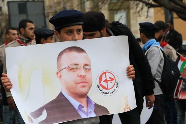 بالصور: الشعبية في غزة تنظم وقفة دعم وإسناد للأسيرين محمد القيق وبلال كايد والأسير المحرر عمر النايف