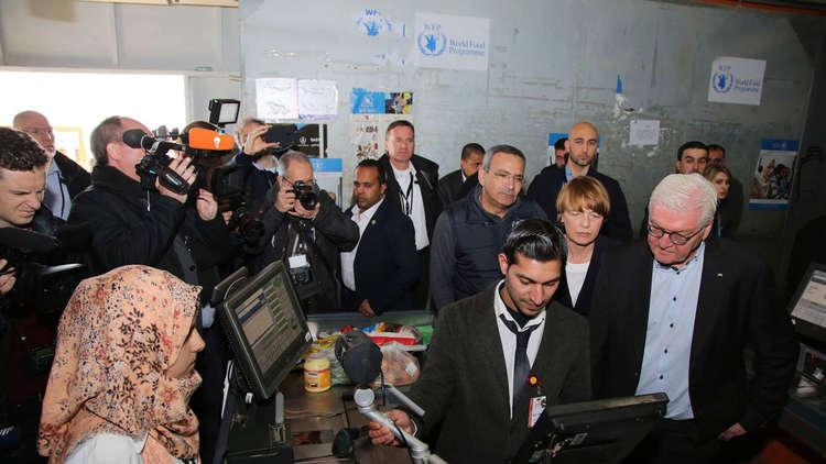 الرئيس الألماني يتفقد أوضاع اللاجئين السوريين في مخيم الأزرق بالأردن