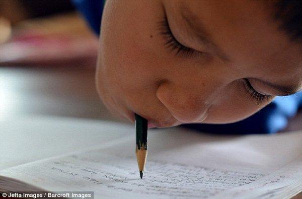سموم محتملة في حقائب أطفالنا ...ثلاثة ملايين قلم بين أناملهم
