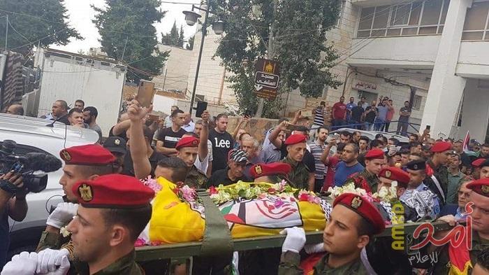 بالصور..جنازة عسكرية للشهيد الريماوي وسط حشود كبيرة في رام الله