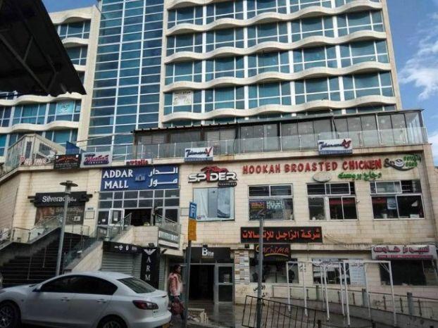 القدس: بلدية الاحتلال تغلق موقف سيارات وتسلم أوامر لمحلاته بالإغلاق