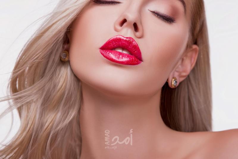 الغلوس أبرز صيحات مكياج هذا الصيف... تعرفي