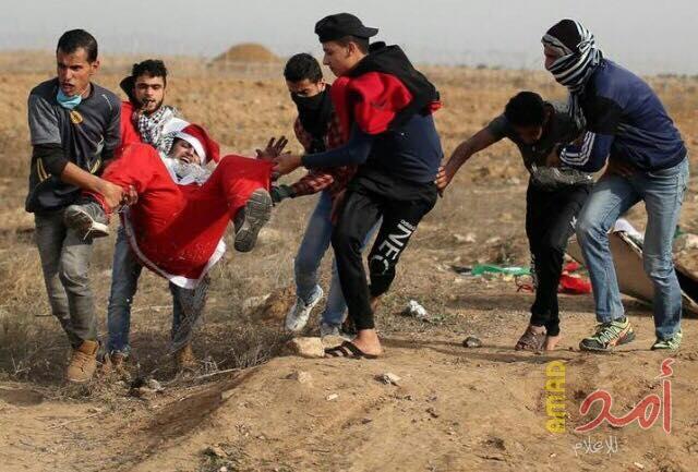بالصور.. اصابة  الناشط "أبو حجر" الذي يرتدي ملابس "بابا نويل" شرقي خانيونس